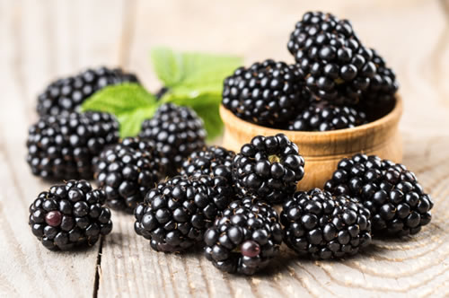 Çilekten sonra tüketicilerin en yakından tanıdığı berry türü hiç şüphesiz böğürtlen Çileğe oranla daha az C vitamini ancak daha çok lif magnezyum ve E vitamini içeren böğürtlen sağlıklı sofraların olmazsa olmazı