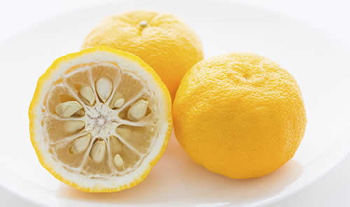 Kore mutfağına özgü bir turunçgil olan yuzu ya da citrus junos şekil olarak greyfurda benzetilse de lezzet olarak onlardan ayrışıyor Yuzu yu turunçgiller arasında özel yapan ise tüm diğer akrabalarına göre soğuğa ve dona karşı çok daha dayanıklı olması