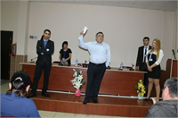 Yıldırım öğrencilerle birlikte olmaktan mutlu olduğunu belirtti