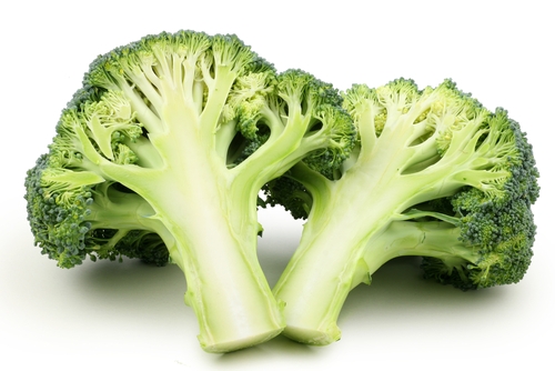Brokoli A C E vitaminlerini ve diğer vitaminler bakımından ayrıca demir bakır potasyum ve kalsiyum mineralleri açısından oldukça zengindir Salata olarak haşlanmış olarak zeytinyağlı yemek olarak ve çorba olarak sıkça tüketilir Mükemmel bir antioksidandır