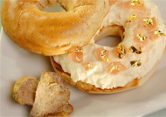 Çörek 1000 dolar Aşçı Frank Tujague tarafından New York taki Westin Hotel için üretilen bu simit trüf kreması ve yenilebilir altınla servis ediliyor