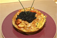 Omlet 1000 dolar New York taki Le Parker Meridien Oteli nin içindeki restoranda yapılan omlette altı yumurta dışında 300 gram Sevruga havyarı ve bir adet de ıstakoz var Üzeri de yine havyarla süsleniyor