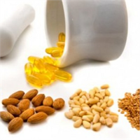 Omega 9 Zeytin yağı avakado badem yer fıstığı pecan fındığı fındık yağı omega 9 içeren yağlardır Oleic asit olarak adlandırdığımız omega 9 damar sertliği riskini düşür ve kan basıncını dengeler