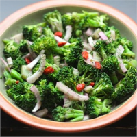 Tuzsuz yemek çok tatsız diyorsanız biber sirke limon suyu ve deg is ik bitkilerle yemek tatlandırılabilir Sosların çog u tuzludur İşlenmiş etlerden sucuk pastırma sosis salam jambon kaçınalım