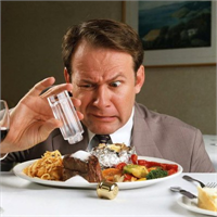 Yemeg in tadına bile bakmadan elimize tuzlug u almayalım Tuzsuz ekmek yiyelim Konserve turs udan uzak duralım özellikle turs u çok tuzludur Salamura besinleri tüketmeyelim Tuzu azaltılmıs peynir yiyelim