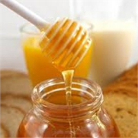 Balı buzdolabında saklamaya hiç gerek yok ağzını sıkıca kapattığınız sürece sonsuza kadar dışarıda tutabilirsiniz Balı buzdolabına koymak kristalize olmasına ve şekerlenmesine neden olur