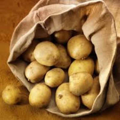 Patatesi buzdolabının soğuğunda saklamak nişastasının şekere dönüşmesine neden oluyor ve geriye tatlı pütürlü bir patates kalıyor Patatesleri dolaba koymak yerine kağıt bir torbaya koyup serin bir yerde saklamalısınız soğuk değil