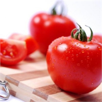 Dolaptaki soğuk hava olgunlaşma evresini durdurur ve olgunlaşma domatese tadını veren şeydir Domateslerinizi dolabın dışında bir sepette veya kasede saklamalısınız