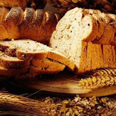 Dondurucudaki ekmek sarılı olmalı böylece nemlenmez Dondurucudan çıkardıktan sonra yemeden veya tost yapmadan önce tamamen çözülmesini beklemelisiniz