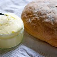 Tuzlu tereyağının bozulma süresi daha düşük çünkü tuz bozulma oranını azaltıp bakterileri uzak tutuyor Özetle tereyağını tüm hafta boyunca dışarıda tutmanız önerilmiyor ama birkaç saat dışarıda kalmasında da sorun yok