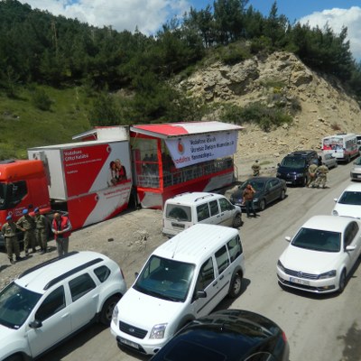 Vodafone Çiftçi Kulübü Tırı Soma da Yardımlarına Devam Ediyor