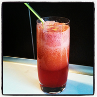 İÇERDİĞİ BESİN BİLEŞENLERİ ATOM ETKİSİ YARATIYOR Elma içinde bulunan vitamin ve antioksidanlar çok az miktarlarda bile büyük etki yaratabiliyor Araştırmalar C vitamini içeriği 5 7 mg 100 gram olan elmanın kuersetin kateşin floridzin ve klorojenik asit gibi kuvvetli antioksidan özelliğe sahip başka bileşenler içerdiğini gösteriyor