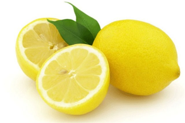 Sindirime yardım eder Limon suyu sindirim sistemindeki toksinlerden temizleyip sağlıklı bir sindirim sağlamasının yanı sıra mide yanması şişkinlik ve geğirme gibi hazımsızlık belirtilerini hafifletir