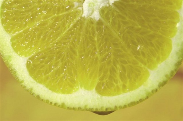 Limon aynı zamanda C vitamini B kompleks vitaminleri kalsiyum demir magnezyum potasyum ve lifle dolu bir gıda