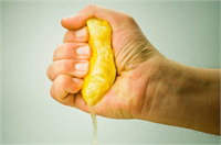 Enerji desteği verir Limon suyu sindirim sistemine girdiğinde size enerji verir aynı zamanda endişeyi ve depresyonu azaltmaya yardım eder