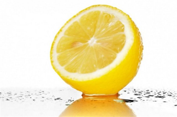 Kafeini kesmeye yardım eder Sabahları kahve yerine bir fincan sıcak limon suyu çok faydalıdır