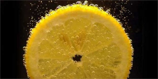 Sabah bir bardak ılık limon suyu içtikten 15 ya da 30 dakika sonra kahvaltıya başlayın Böylece limonun tüm faydalarını kazanılabilir