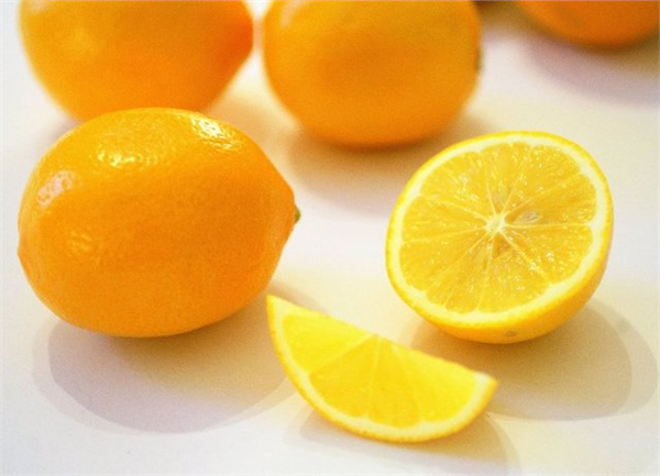 Bilindiği üzere iki çeşit limon ağacı vardır Limon ve misket limonu Konu olan limondur diğeri değil Limon meyvesini farklı şekillerde tüketebilirsiniz Pulpa sı yenebilir Sıkılarak suyu çıkarılabilir Limonlu içecekler yapılabilir dondurma gibi