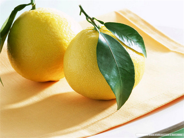 Ayrıca limon suyunu yara izlerine ve yaşlanma lekelerinin üzerine uygulayıp görünümlerini azaltabilirsiniz