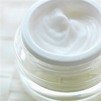 Pişik kremi Çinko oksit içeren pişik kremlerinin enfeksiyona iyi geldiği ve yara olan yumuşak dokuyu kurutarak çabuk iyileşmesini sağladığı bilgisi yaygındır Yara olan bölgeye az miktarda uygulayarak deneyebilirsiniz