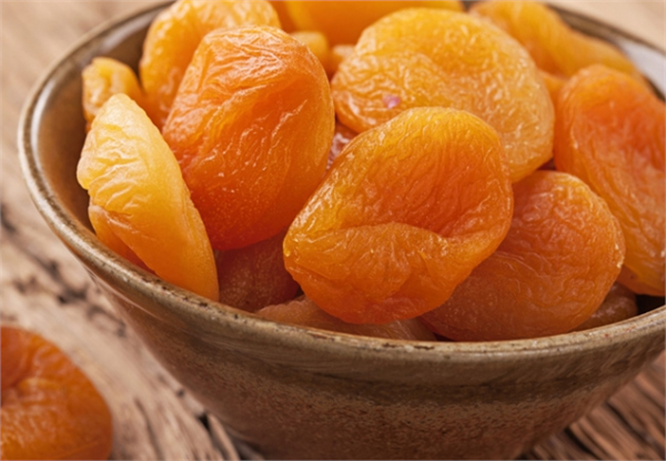 KURU KAYISI Sindirim sorunlarına iyi gelir Stresi ve kansızlığı önler İçerdiği A vitamini cilt bozukluklarının tedavisinde de son derece etkilidir Günde 5 kuru kayısı yemekte içerisindeki potasyum sayesinde kalp kaslarının ve sinirlerinin gelişimi için önemlidir