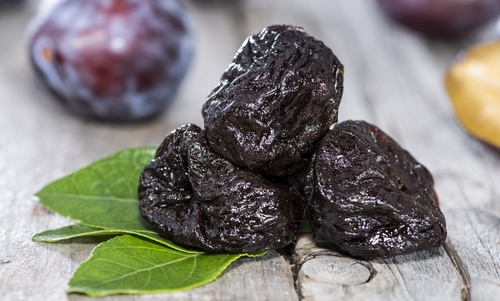 KURU ERİK Bol miktarda B1 B2 B3 B6 A C ve E vitamini içerir Kanser ve yaşlanmaya karşı koruyucu etkisi vardır İçerdiği zengin potasyum ve magnezyum ile tansiyon karaciğer kalp böbrek ve romatizma hastalıklarına iyi gelir