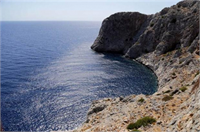 Girişi sahilden yaklaşık 45 metre yüksek yamaçta bulunan fosil mağara sarkıt dikit sütun gibi pek çok mağarada görülebilecek oluşumun yanı sıra perde mağara incisi bayrak traverten ve duş başlığı gibi oluşumların en güzel örneklerini ziyaretçisine sunuyor