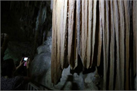 Mağaranın sonundaki Aynalıgöl de yüzeyden 12 metre alta kadar acı su 12 metre daha inildiğinde tuzlu su yer alıyor Herhangi bir akıntı olmaması sebebiyle yansıma yapan göl halk arasında Aynalıgöl olarak adlandırılıyor