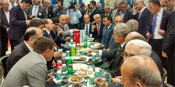 Konuklarla yemekte