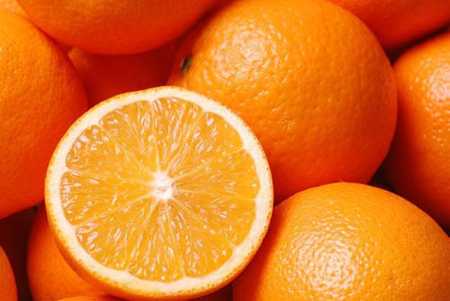Ancak iri bir adetinde 100 miligram C vitamini bulunan portakaldan başka C vitamini kaynakları da vardır