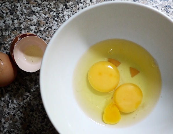 Yumurtaları kırdığınız kaseye yumurta kabuğu düşürmüşseniz çıkartmak için parmaklarınızı ıslatmanız yeterli