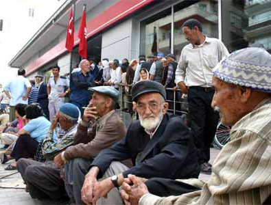 Genel kural olarak ne kadar erken işe giriş başka bir deyişle sigortalılık başlangıcı var ise o kadar erken yaşta emekli olunabilmektedir 09 09 1999 tarihi ve sonrasında çalışmaya başlayan tarım SSK lılar ise 60 yaşını ikmal etmeden önce emekli olamazlar