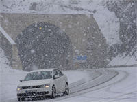 Doğu Karadeniz in yüksek kesimlerinde etkili olan kar yağışı sebebiyle kar kalınlığı 10 santimetreye ulaştı Hayatı olumsuz etkileyen kar yağışı sebebiyle Trabzon Gümüşhane Karayolu nun ulaşıma kapanmaması için ekiplerce kar temizleme çalışması yaptı