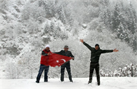 Rize nin İkizdere ilçesine bağlı Ovit Dağı nda aralıklarla devam eden yağış sonucu kar kalınlığı yer yer 40 santimetreye ulaştı