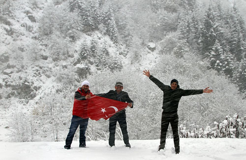 Rize nin İkizdere ilçesine bağlı Ovit Dağı nda aralıklarla devam eden yağış sonucu kar kalınlığı yer yer 40 santimetreye ulaştı