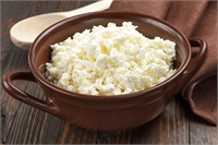 Süt yoğurt peynir Mükemmel birer protein kaynağıdırlar Vücuda yavaş ve sabit bir enerji kaynağı sağlayıp gün içinde hafızamızın ayakta kalmasına destek olurlar Protein içeren besinler aynı zamanda vücudu uyaran kimyasallar olan epinefrin ve dopamin seviyelerini de arttırırlar