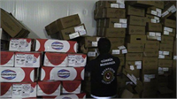 Mersin Gümrüğü nde kaçak kırmızı et operasyonu Gümrük ve Ticaret Bakanı Nurettin Canikli Mersin Gümrüğü nde düzenlenen operasyonda bin 44 ton kaçak kırmızı etin yurt içine sokulduğunun tespit edildiğini bildirdi