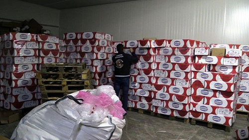 Mersin Gümrüğü nde kaçak kırmızı et operasyonu Gümrük ve Ticaret Bakanı Nurettin Canikli Mersin Gümrüğü nde düzenlenen operasyonda bin 44 ton kaçak kırmızı etin yurt içine sokulduğunun tespit edildiğini bildirdi