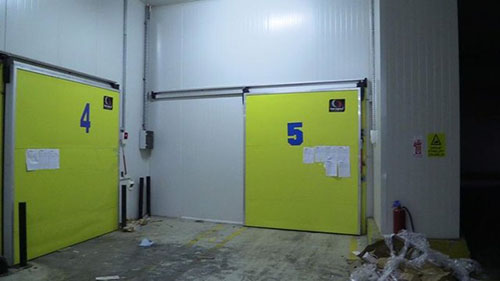 Mersin Gümrüğü nde kaçak kırmızı et operasyonu Gümrük ve Ticaret Bakanı Nurettin Canikli Mersin Gümrüğü nde düzenlenen operasyonda bin 44 ton kaçak kırmızı etin yurt içine sokulduğunun tespit edildiğini bildirdi