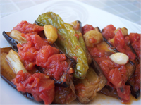 13 Kızartmalarda zeytinyağı kullanılabilir mi Bu konuda sık sık farklı görüşler dillendiriliyor Ben Ege de zeytinyağının beşiğinde köyümüzde uzun yıllar sağlıkla yaşamış ve yaşlanmış olan büyüklerimizin tavsiyelerine çok itibar ederim Onların ve bir çok kaynağın da belirttiği üzere kızartmalarda da kullanılabilecek en ideal yağlardan biridir zeytinyağı İçerdiği antioksidanlar ve oleic asit sayesinde zeytinyağının yanma derecesi 210 C dir İdeal kızartma seviyesi 180 derecedir Mısırözü ve tereyağı gibi bitkisel ve hayvansal yağların yanma derecesi 180 derecenin altındadır Ve bu nedenle kızartma esnasında zehirli yan ürünlere dönüşüyorlar Evet sızma yağ kızartmalarda da en uygun yağdır derken yağın saflık derecesini de hesaba katmalıyız İyi kalite bir sızma ise bu geçerlidir Karışım vs nedenlerle daha düşük kalitedeki bir yağın yanma derecesi elbette ki daha düşük olacaktır