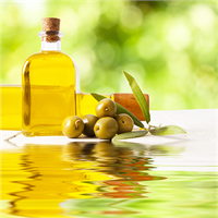 12 Zeytinyağını yemeklerde pişirmek besin değerini azaltır mı Bilindiği üzere sebze meyveleri çiğ tüketmek içerdikleri canlı enzimler nedeniyle çok kıymetlidir Zeytinyağı da öyledir İdeali mümkün olduğunca sonradan eklemektir Alışageldiğimiz lezzeti de yakalamak için benim uyguladığım yöntem yemek pişerken küçük bir miktar koyup yemeğe sonradan çiğ eklemektir Bilimsel yönünü bilmemekle birlikte düdüklü tencereye de yağ koymuyorum önlem olarak Yemek benim için bir görev gibi değil keyif unsurudur Lezzeti de önemsediğimden pişirme aşamasında kullandığım da oluyor Sebze meyveleri çiğ de yesek dalından kopup bize ulaşana dek geçirdiği yolculukta da kayıplar yaşamıyor mu Yediklerimiz bizler için hem şifa hem zehir olabilir Bunu belirleyen şey de miktar olduğuna gore zeytinyağının da bir yağ olduğunu unutmadan dozunda kullanmak gerekir