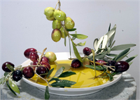 5 Zeytinyağı pahalı mıdır Ya da neden pahalıdır 200TL bir t shirte 20 30TL bol kremalı bilmem ne aromalı sağlıksız kahvelere gözünü kırpmadan veren bazı şehirliler varlığını idame ettirmek için olmazsa olmaz koşul olan sağlıklı ve doğal tarım için ne yazık ki pahalı diyebiliyor Oysa ki neye göre pahalı olduğunu bir sorgulamamız lazım 1 litre erken hasat yağ elde etmek için yaklaşık 10 kg yeşil zeytin kullanılmakta Günlerce florasan lambaların altında petlerde raflarda alıcı bekleyen hangi yılın hangi bahçenin yağı olduğunu tam olarak bilme şansımızın olmadığı ve üstüne üzerinde soğuk sıkım yazmayan yağları sorgusuzca alınırken pahalı bulmuyoruz ama Gıdada tek kriter fiyat olduğu sürece her geçen gün doğallıktan biraz daha uzaklaşacağız demektir Diğer bitkisel yağlara nazaran zeytinyağı görece olarak pahalı olsa da en ekonomik yağdır Çünkü ısındığında genişleme özelliği nedeniyle 1 2 yemek kaşığı yağ yemeklerde yeterli olur