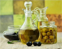 2 İyi bir zeytinyağı nasıl anlaşılır İyi zeytinyağının dil ve burnunuzla algılayabileceğiniz 3 özelliği vardır Aroma Yakıcılık Burukluk Aromasını kokladığınız zaman tekrar tekrar koklamak isteyeceğiniz yağdır Mis gibi zeytin ve eğer gerçekten soğuk sıkım yağ ise çimen kokusunu almalısınız Yutulurken boğazda yakıcılık hissetmeniz iyidir Bu yakıcılık zeytinyağını değerli kılan fenollerin hala canlı ve var olduğunun göstergesidir Burukluk zeytine özgü burukluğu hissetmeniz gerekir