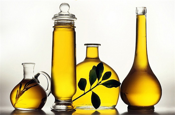 6 Zeytin bölgelerine tatile gidip gelirken yol kenarlarında gördüğümüz ucuz zeytinyağlarından alabilir miyiz Sağda solda 7 8 liraya satılan yağları almalarını tavsiye etmiyorum Gerçek sızma yağı o fiyata almanıza imkan ve ihtimal yoktur Karışım olması stoklarda çok uzun süreler bekleyip tüm nefasetini kaybetmiş olması büyük olasılıktır Takip ettiğim bloglardan birinin bu konuda yaptığı bir deney de var Şu linke bir göz atmanızı rica ediyorum Ayrıca kaliteli bir yağ olarak üretilen bir yağ dahi petlerde ve güneşin altında yüksek sıcaklıklarda bekleyerek çok kısa sürede bozulabilir Bazılarından zeytinyağı kokuyor yemeklerde kullanamıyorum sözünü hepimiz duyarız İşte bu ağır yağlar bu yağlar