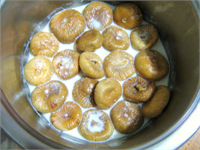 SÜTLE İNCİR YENİRSE İnciri sütle ya da sirkeyle eğer oda olmazsa yalnızca zeytinyağına batırıp yiyerek basur şikayetinizi ortadan kaldırabilirsiniz Sesiniz kısıldığında hemen bir inciri bir su bardağı kadar sütün içine koyup bir cezvede kaynatın Ilık ılık bu şurubu için çok yararını göreceksiniz