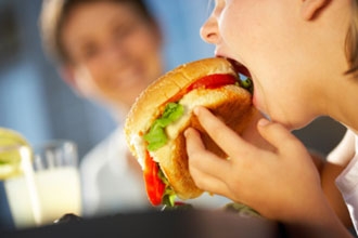 Yaygın kullanım Bugün soya proteini vejetaryen burgerleri ve et yerine geçen yiyeceklerin yanı sıra kıyma fırın ürünleri salata sosları makarna hazır çorba vb birçok yiyecekte kullanılıyor Belirgin bir tadı olmadığı ve kolay şekil aldığı için ona istediğiniz tadı ve biçimi vermek mümkün oluyor