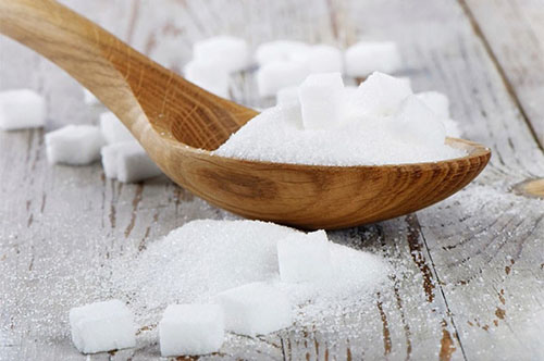 Şeker Şekeri hava sızdırmayan plastik bir kaba alın ve içine bir parça ekmek elma dilimi ya da marshmellow gibi şeyler atın Şeker bunlardaki nemi emecek ve yumuşak kalacaktır