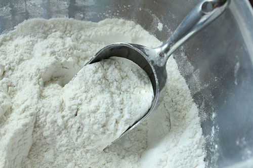 Un Tam buğday ununu donmuş olarak saklayın Unu uzun süre kilerde tuttuğunuz zaman buğday özünün içindeki yüksek yağ seviyesi hammaddenin acılaşmasına neden olur Sık sık kullanıyorsanız buzdolabında hava geçirmeyen bir kapta saklayın Böylece 2 6 ay arasında taze kalır Bildiğiniz beyaz un ise kilerde hava sızdırmaz bir kapta yaklaşık bir yıl kadar dayanır
