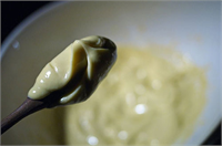 Mayonez Buzdolabının kapağında saklayın Buzdolabının iç kısmında mayonez çok fazla soğur ve bu da kavanozun üst kısmında yağının birikmesine yol açar Buzdolabının kapağında saklarsanız satın aldığınız tarihten sonra 2 3 ay ömrünü korur