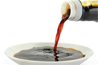 Soya sosu Tazeyken soya sosu kırmızımsı bir kahverengine sahiptir Eğer rengi koyulaşıyorsa bozulduğu anlamına gelir Soya sosunun dondurulmaya ihtiyacı yoktur ancak buzdolabına koyarsanız aroması daha uzun süre korunur